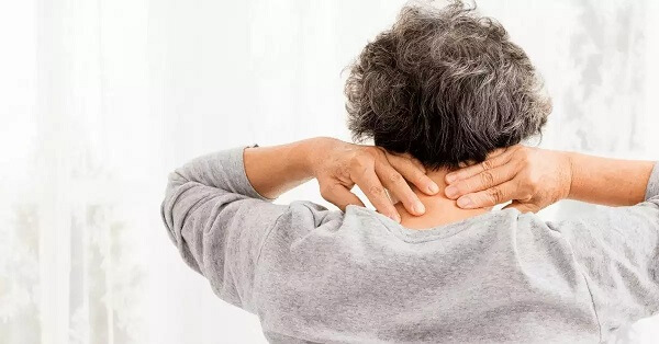 Triệu chứng đau sau gáy và cách điều trị không dùng thuốc
